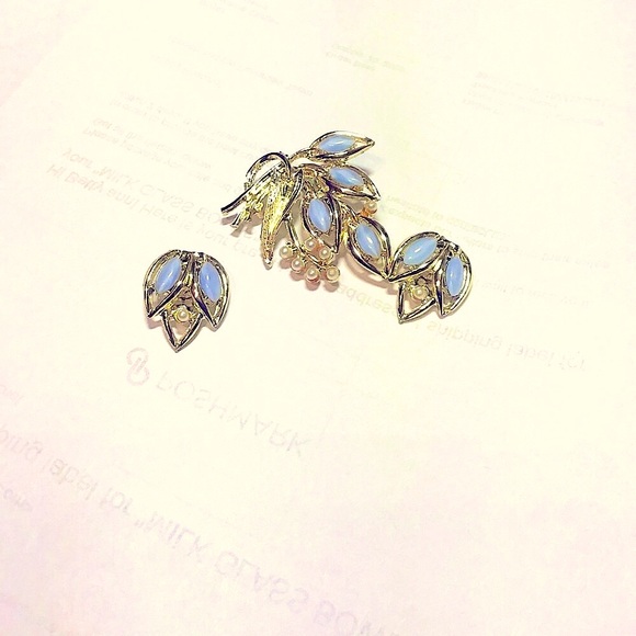 VINTAGE BROOCH AND CLIP EARRINGS - Picture 1 of 4